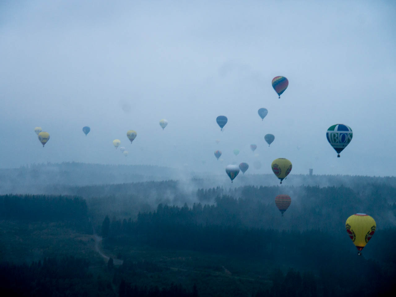 Ballone über sauerländer Nebel 2 (1 von 1)